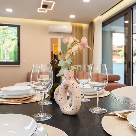 Lana- Luxury アパート